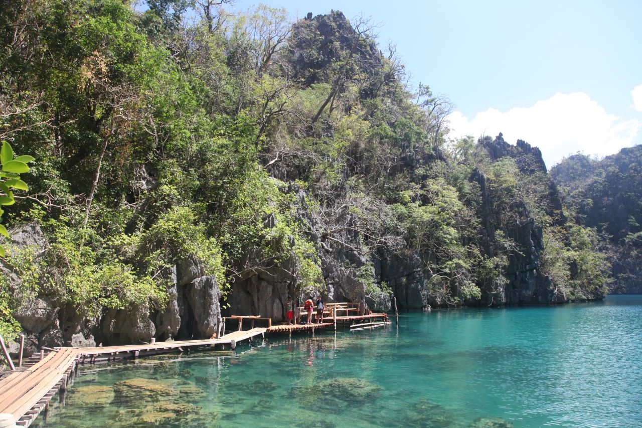 Swimming in Kayangan Lake is a peaceful way to relax. The towering limestone cliffs that surround it cut off the outside world completely. 