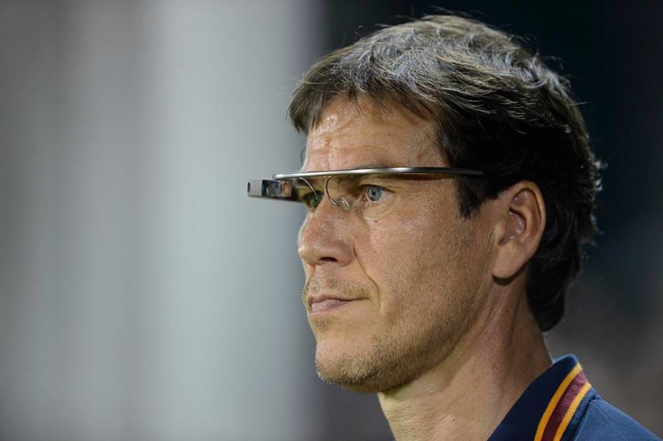In May 2014, Roma's coach Rudi Garcia wore Google Glass during a friendly match against Orlando.
