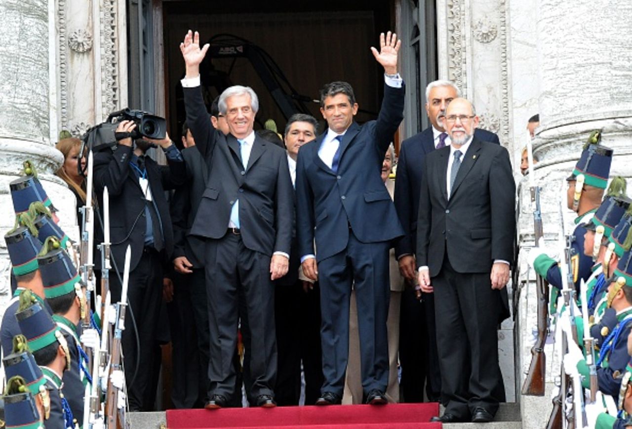 Tabaré Vázquez asume su segundo mandato como presidente de Uruguay. En la foto, con el vicepresidente Raúl Sendic.