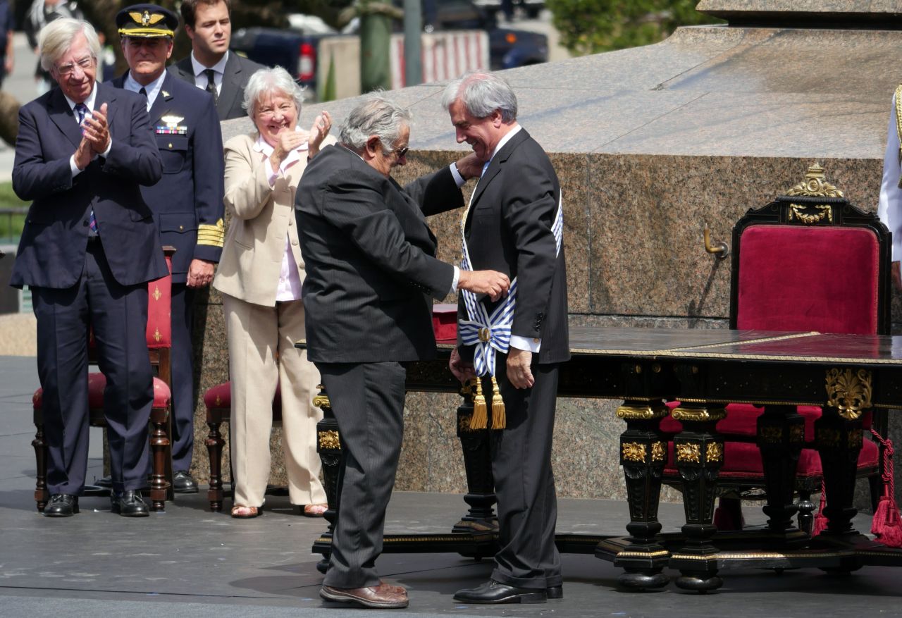 José Mujica entrega la banda presidencial a quien hace cinco fue su predecesor y hoy es su sucesor, Tabaré Vázquez.