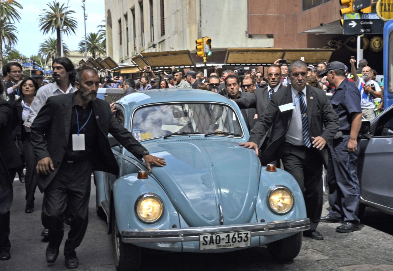 Mujica llegó a la ceremonia en su Volkswagen, mientras que Tabaré Vázquez lo hizo en una camioneta de la década de 1940, que utilizaba para trabajar cuando era joven.