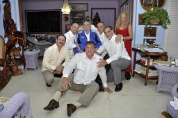 Fidel Castro, in blue, poses with five Cuban intelligence agents formerly jailed in the U.S. 
