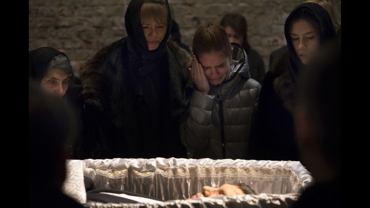 Dina Eidman, the mother of Nemtsov, left, and other relatives pay their last respects in Moscow on March 3.