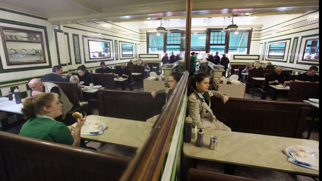 Like may others, the M. Manze pie and mash has a vintage atmosphere thanks to traditional decor, with wooden booths and old tiling.