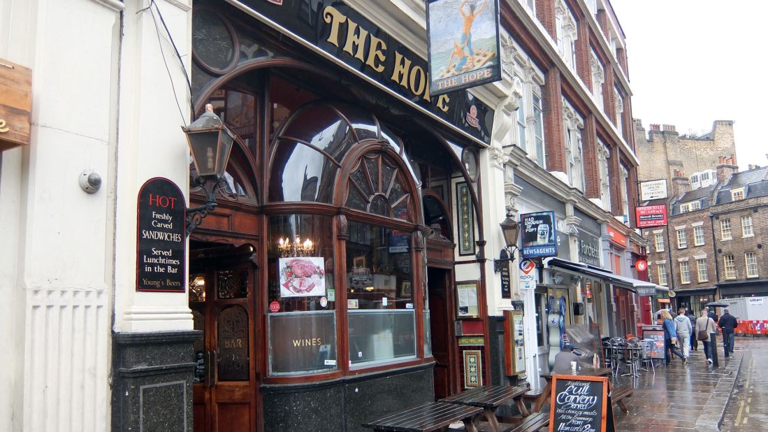 The Hope pub, opposite Smithfield Market, opens early to cater to all-night meat traders. It's also a favorite for other London night shift workers, sometimes serving breakfast time beers to journalists and off-duty medics. 