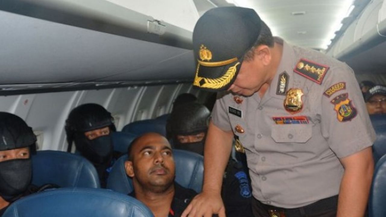 Police Commissioner Djoko Hari Utomo is photographed with convicted "Bali 9" drug runner Myuran Sukumaran during a prisoner transfer.