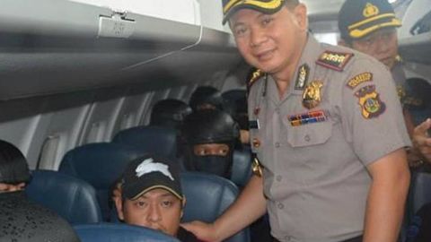 Utomo photographed with convicted prisonerer Andrew Chan during the transfer. 