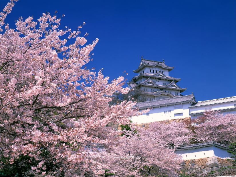 <strong>Himeji Castle (Hyogo): </strong>Frequently called the "White Egret" or "White Heron" castle because of its white exterior and resemblance to a bird taking flight, Himeji is made up of 83 buildings. The 17th century castle is equipped with heavy defense systems. It featured extensively in Hollywood and Japanese films, making a prominent appearance in the James Bond movie "You Only Live Twice."