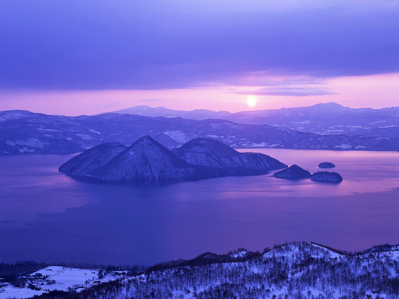 <strong>Lake Toya (Hokkaido): </strong>Even in winters that plummet well below freezing point, Lake Toya never ices over. The near-circular lake is the remains of a volcanic eruption that hollowed out the ground. Mount Usu lies on the southern rim of the lake and Nakajima Island sits at the center.<br />