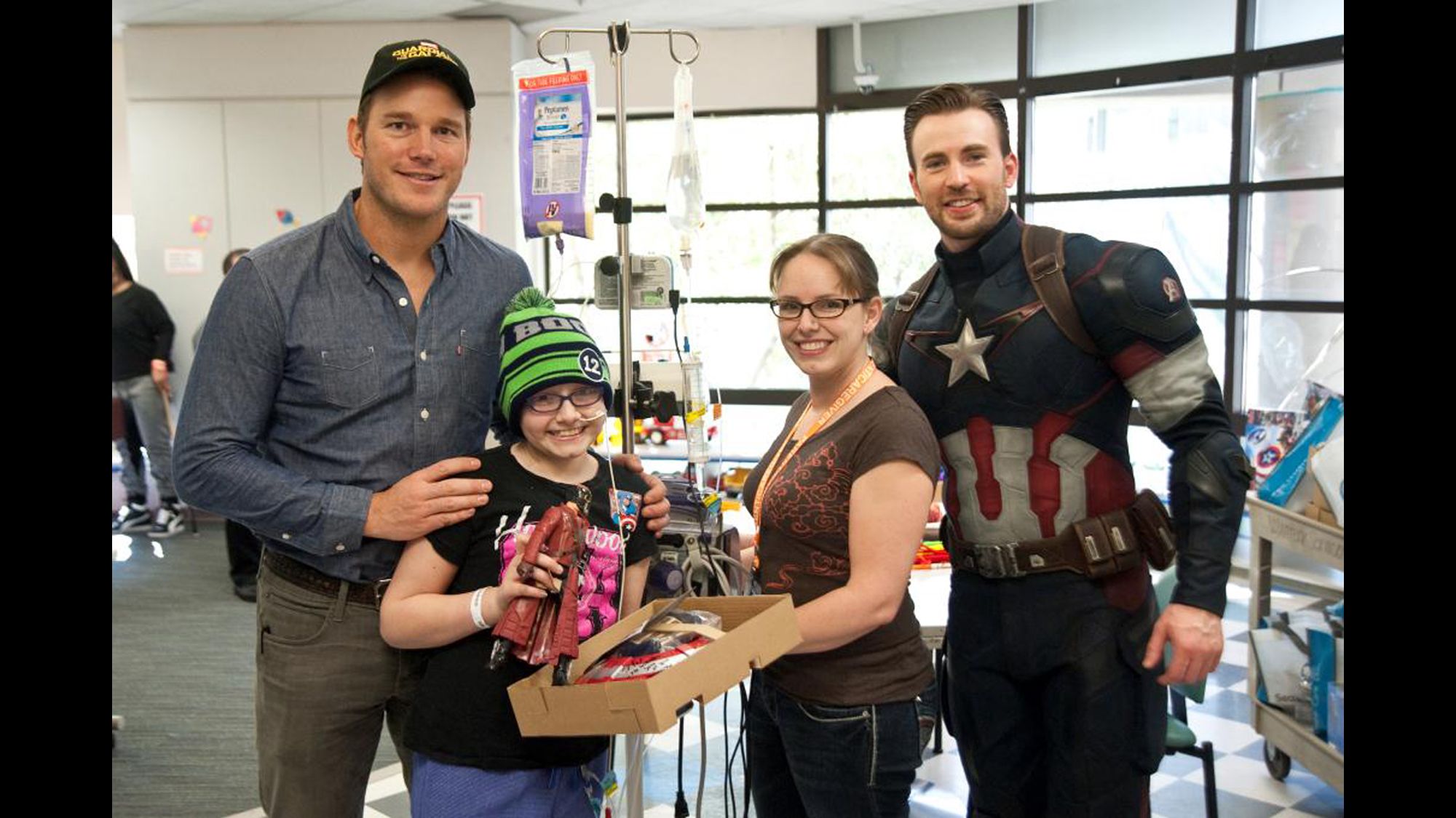 Chris Evans and Chris Pratt visit kids at Seattle hospital | CNN