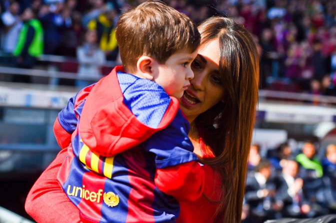 Barcelona's biggest crowd this season -- 87,151 including Messi's wife Antonella Roccuzzo and son Thiago -- watched Luis Enrique's team reclaim the league lead from Real Madrid. 