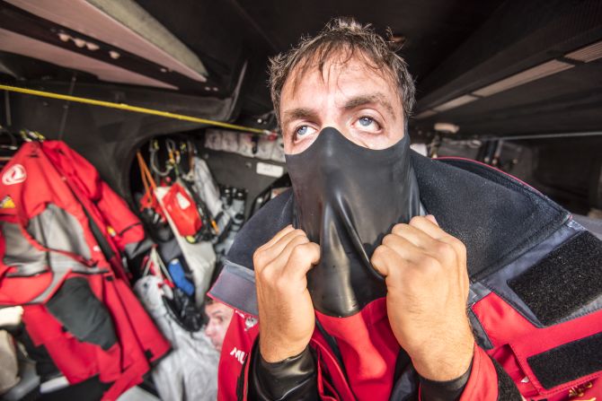 El marinero Eric Peron se coloca un traje impermeable durante la Volvo Ocean Race, una competencia que es descrita como el "Everest de la navegación". 