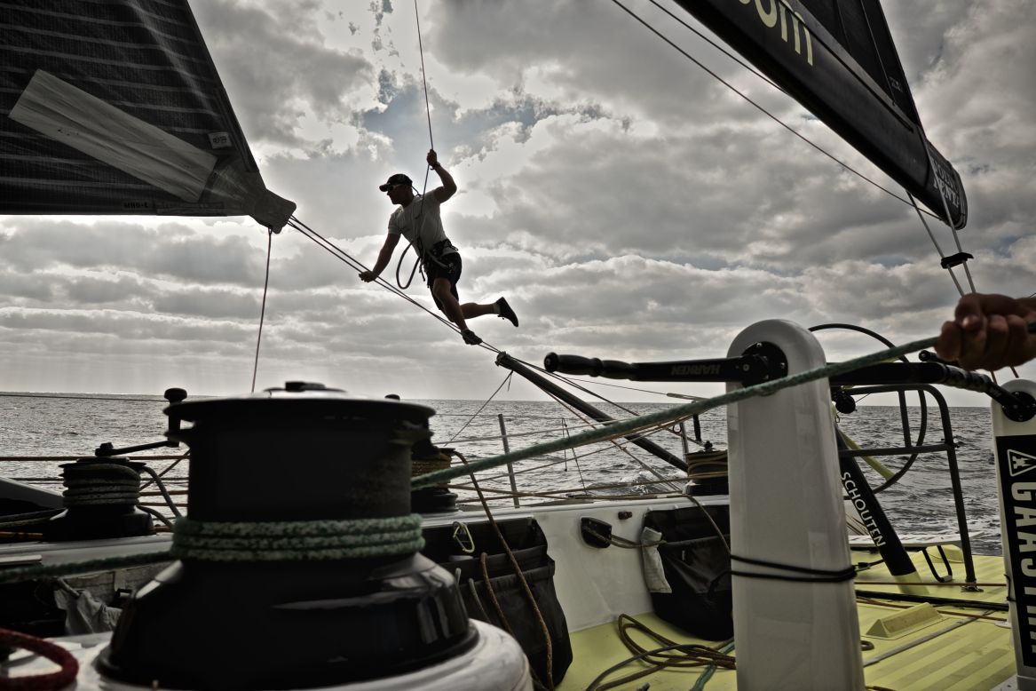 El marinero Gerd-Jan Poortman muestra sus habilidades acrobáticas mientras realiza ajustes al ovillo durante la etapa 3 entre los Emiratos Árabes Unidos y China.