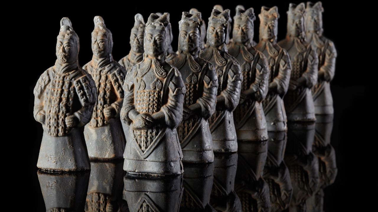 To complete the Mandarin Grill + Bar art menu, Uwe created Terracotta Warriors, inspired by his trip to Hong Kong's antique-selling neighborhood in Sheung Wan. <br />The ancient warriors may be tough on the surface but they're sweet inside.<br /><a href="http://www.mandarinoriental.com/hongkong/fine-dining/mandarin-grill-and-bar/" target="_blank" target="_blank"><em>Mandarin Grill + Bar</em></a><em>, Mandarin Oriental Hong Kong, 5 Connaught Road, Central, Hong Kong</em>