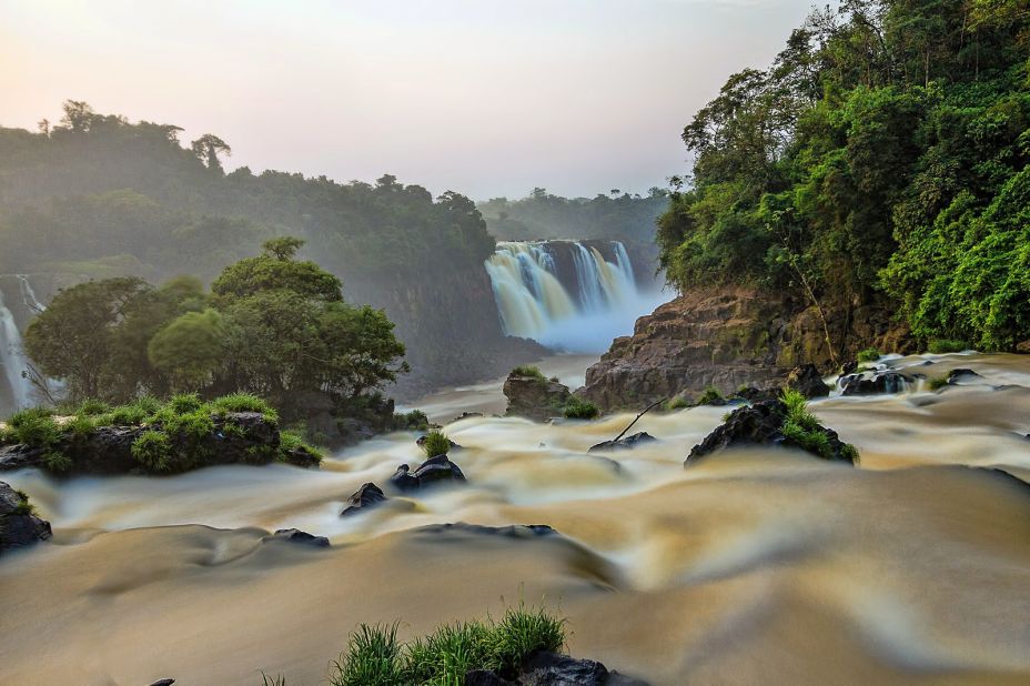 On the Brazilian side there's access to an incredible lookout with a 350-degree view over the entire falls.