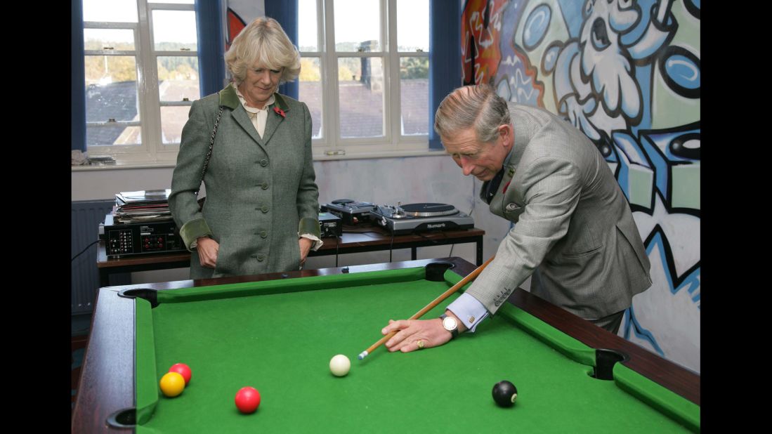 The couple play pool in November 2006.