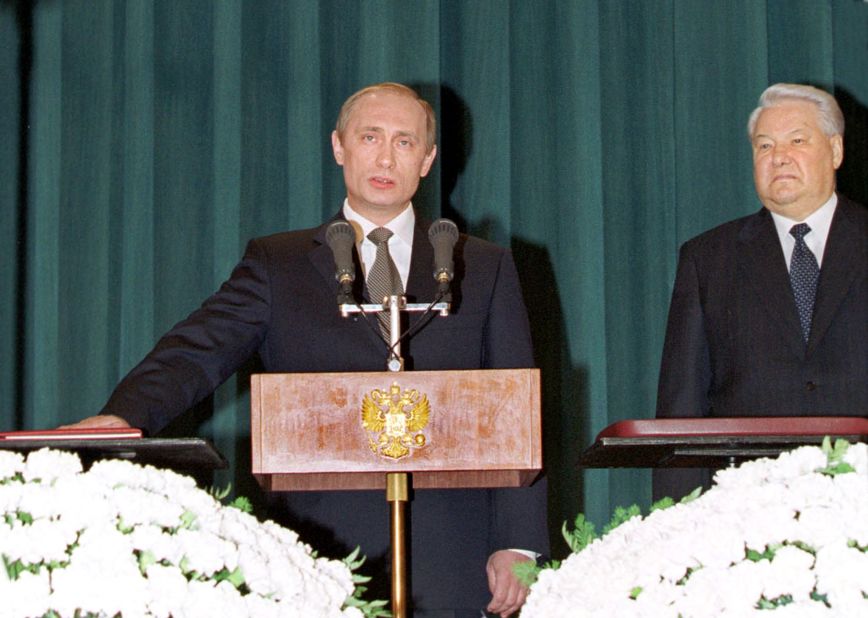 Putin takes the presidential oath next to Yeltsin in May 2000.