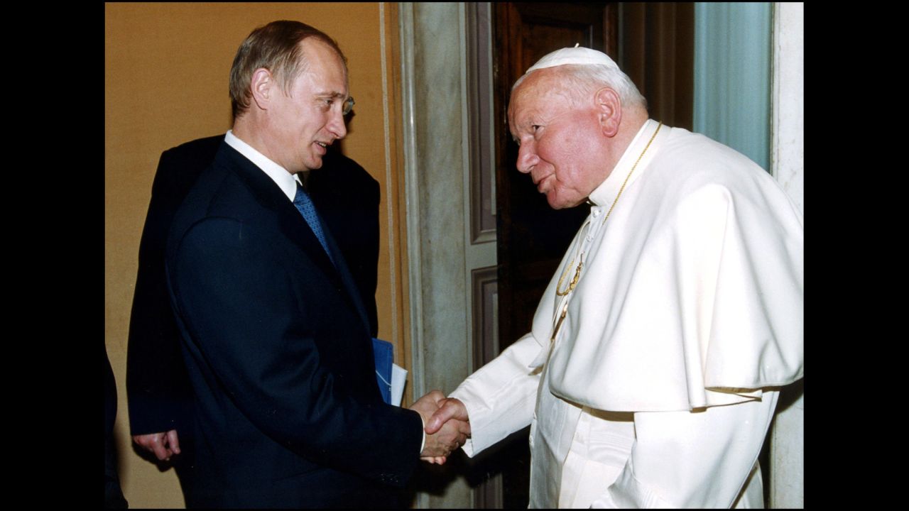 Putin meets Pope John Paul II in Rome in June 2000.