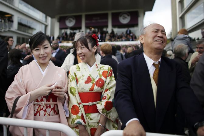 At Paris' prestigious Prix de l'Arc de Triomphe, women in traditional Japanese dress appear to take more enjoyment from their companion's pain than the race itself. 