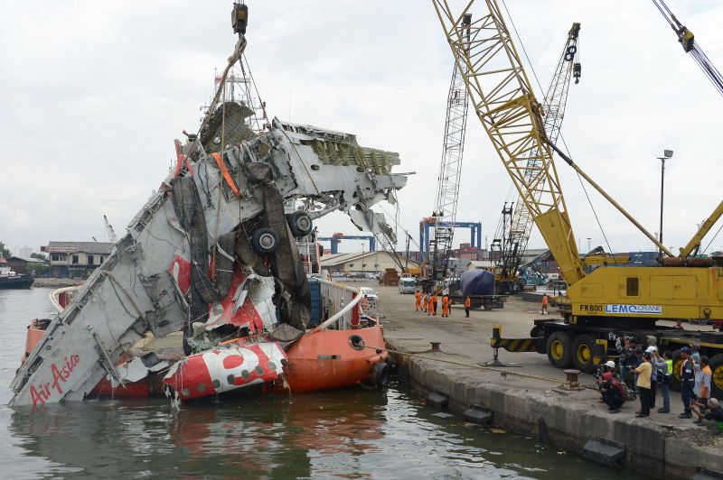 Divers Try To Search AirAsia QZ8501 Fuselage For Bodies | CNN