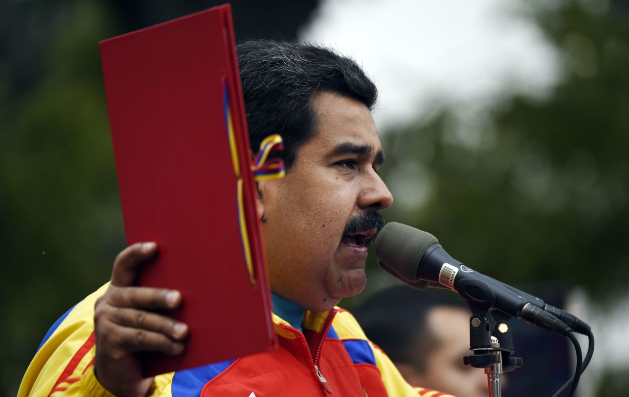 La entrega de firmas de Maduro a Obama 
