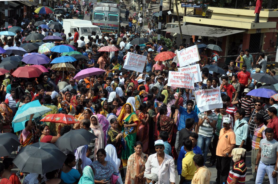 People flood the streets of Ranaghat, north of Kolkata on March 15.