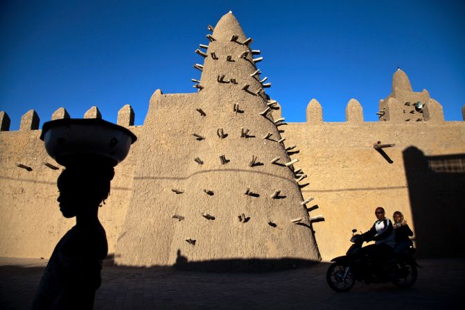 The oldest of the three great mosques of Timbuktu, the Djingareyber was attacked by Al-Qaeda-linked group <a href="http://edition.cnn.com/2012/07/10/world/africa/mali-shrine-attack/">Ansar Dine in 2012</a>, shortly after its reappearance on UNESCO's <a href="http://whc.unesco.org/en/list/119" target="_blank" target="_blank">list of endangered sites</a>. Two tombs were destroyed, along with several other shrines in the area. This is not the only threat to the historical landmark, which is also facing problems derived from urbanization, climate change and desertification.<br />