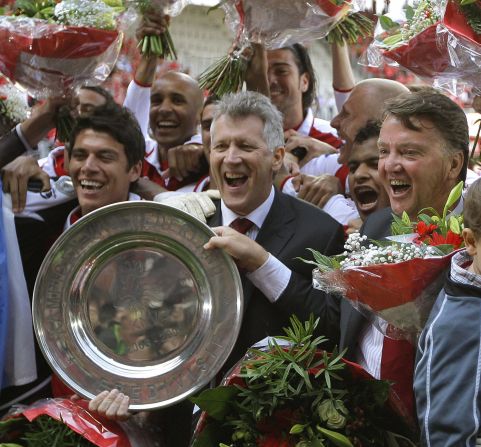 AZ Alkmaar's then-coach Louis van Gaal (R) and director Dirk Scheringa (C) pose with the champion plate as they celebrate their Dutch league title on May 10, 2009