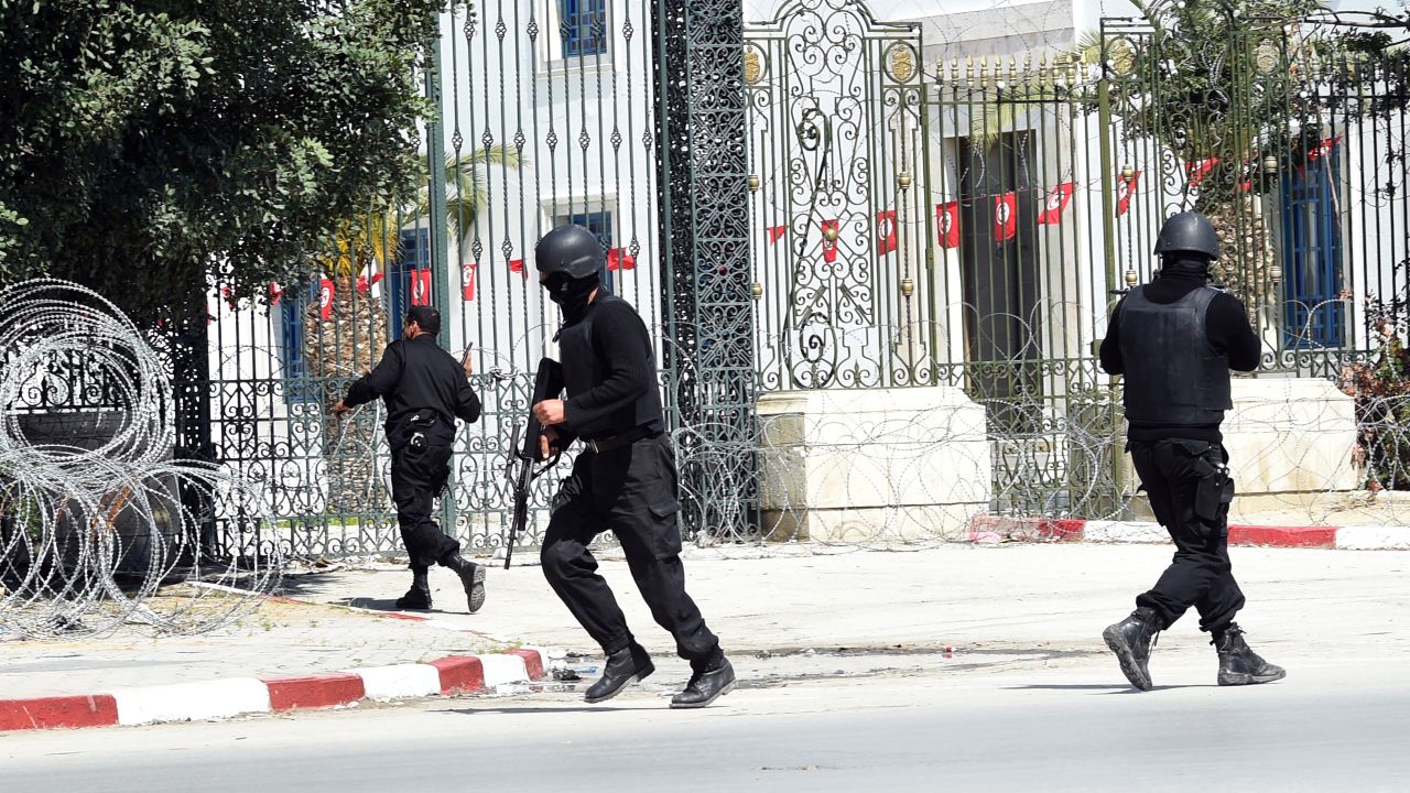 Tunisian security forces secure the area after gunmen attacked Tunis' famed Bardo Museum on March 18, 2015. 