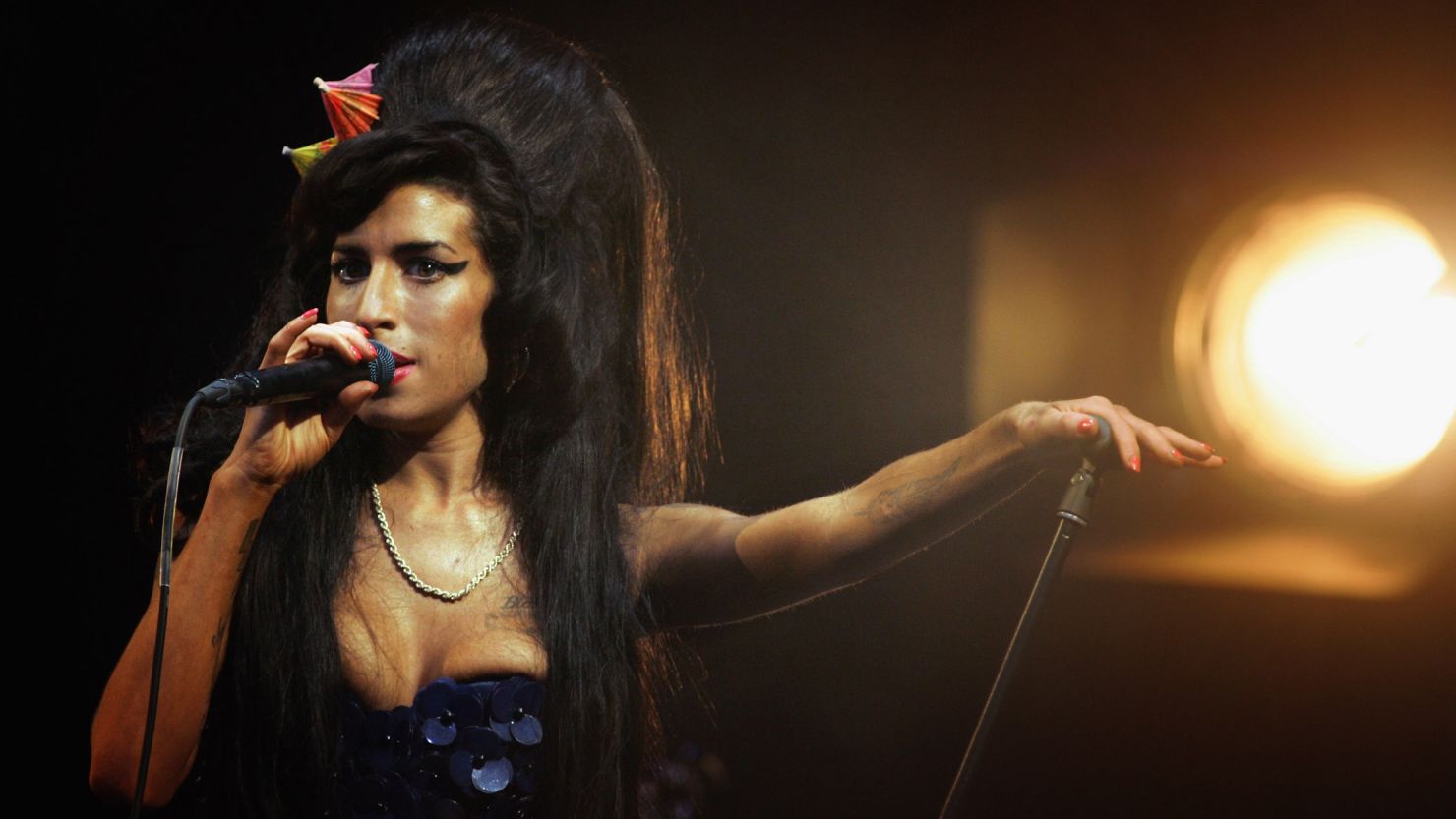 GLASTONBURY, UNITED KINGDOM - JUNE 28:  Amy Winehouse performs on the Pyramid Stage at the Glastonbury Festival at Worthy Farm, Pilton on June 28 2008 in Glastonbury, Somerset, England. Nearly 175,000 people were expected to be on site for the three-day music festival which started yesterday and features headline acts Kings of Leon, rapper Jay-Z and Britpop veterans The Verve.  (Photo by Matt Cardy/Getty Images)