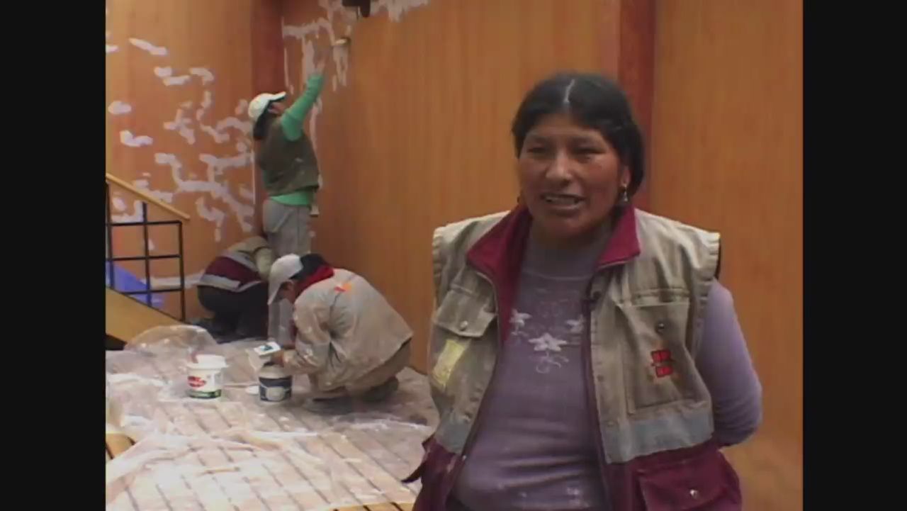 cnnee pkg carrasco bolivia women building houses_00010407.jpg