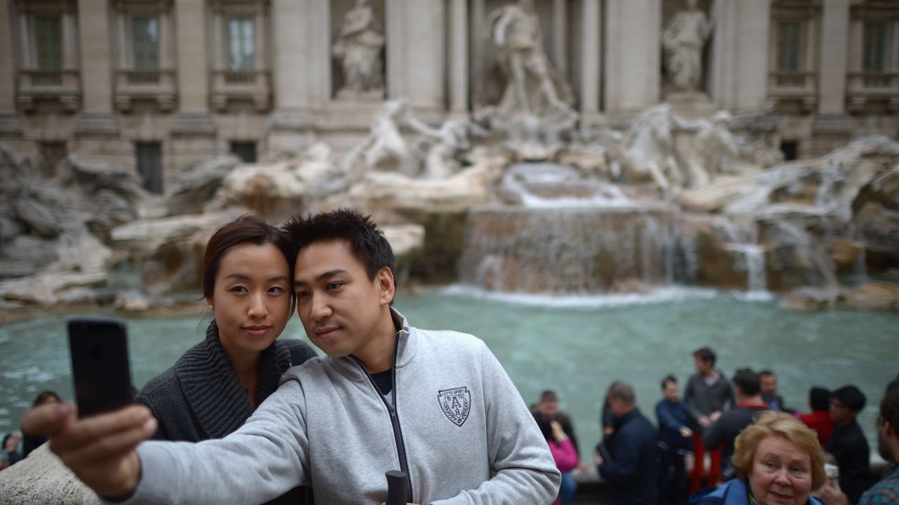 CNNE getty rome fontana di trevi tourist selfie