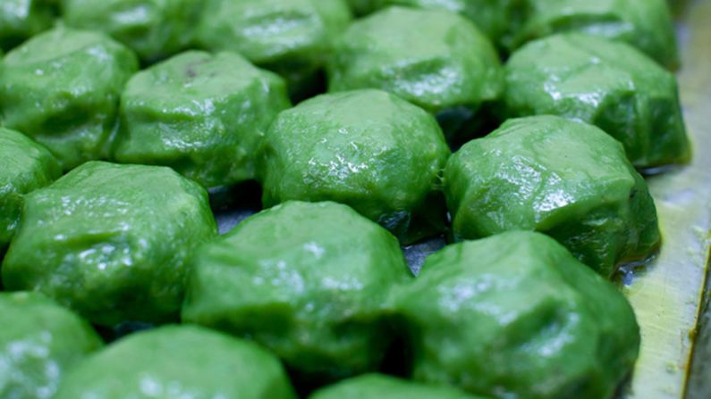 There are many types of glutinous rice cakes, including qing tuan<em>.</em> The bright green dessert is sold mostly in April during the tomb-sweeping festival. 