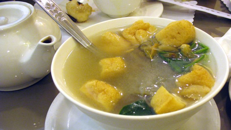 The best partner for sheng jian is a bowl of hearty vermicelli soup. The texture of the silky jelly-like noodles contrasts with the cubes of tofu and pork wrapped in bean curd sheets.