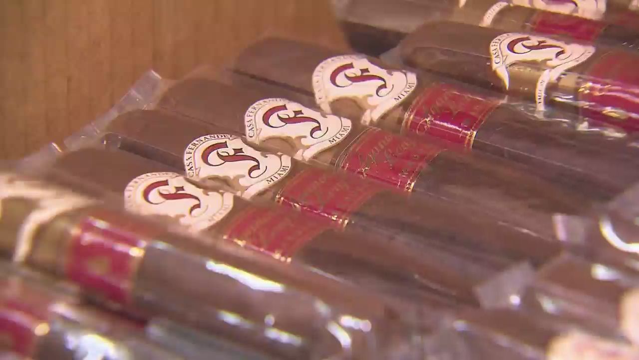 cnnee pkg rodriguez miami tobacco market_00022716.jpg