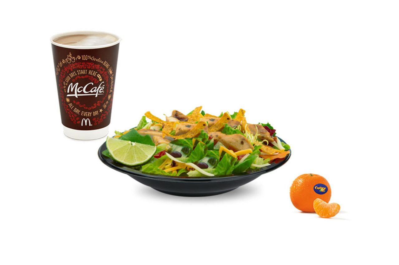 Ensalada Premium Sothwest (sin pollo), McCafe Latte y naranja -- Vandana Sheth, RDN, CDE, nutricionista dietista certificada y portavoz de la Academia de Nutrición y Dietética