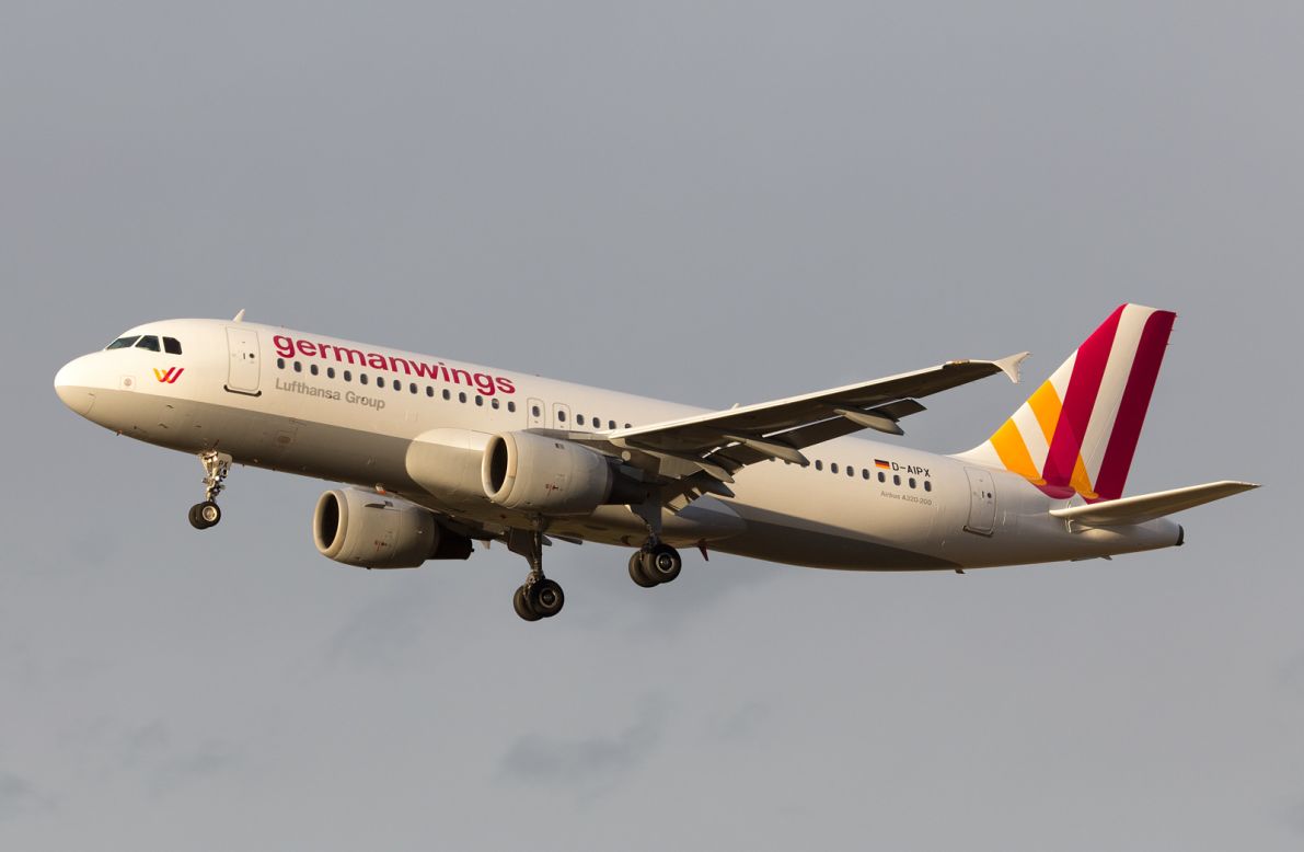 Una foto de archivo del avión <a href="http://www.cnn.com/2015/03/24/travel/airbus-a320-profile-new/index.html">Airbus A320</a> de Germanwings que chocó. Germanwings es la aerolínea de bajo costo de Lufthansa.