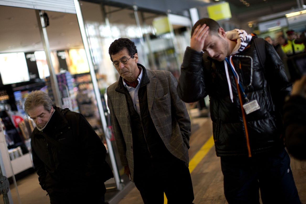 Familiares de los pasajeros en el aeropuerto de Barcelona el 24 de marzo.