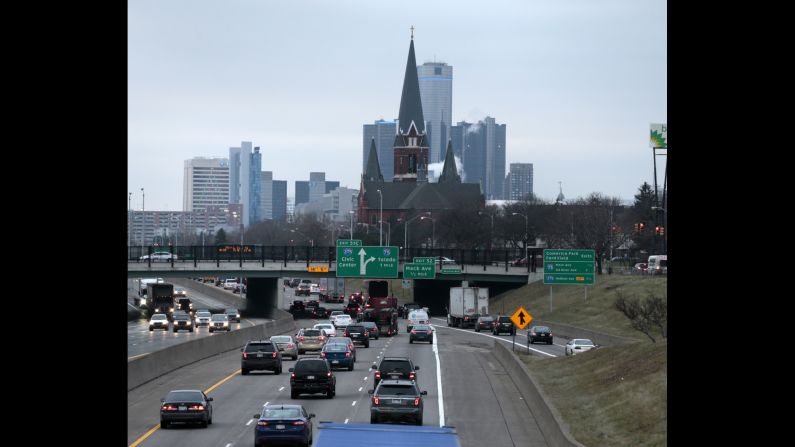 Detroit matches Miami at 26.6 minutes for its average commute time, but fewer than 10% of its residents travel more than an hour -- the lowest among the top 10.