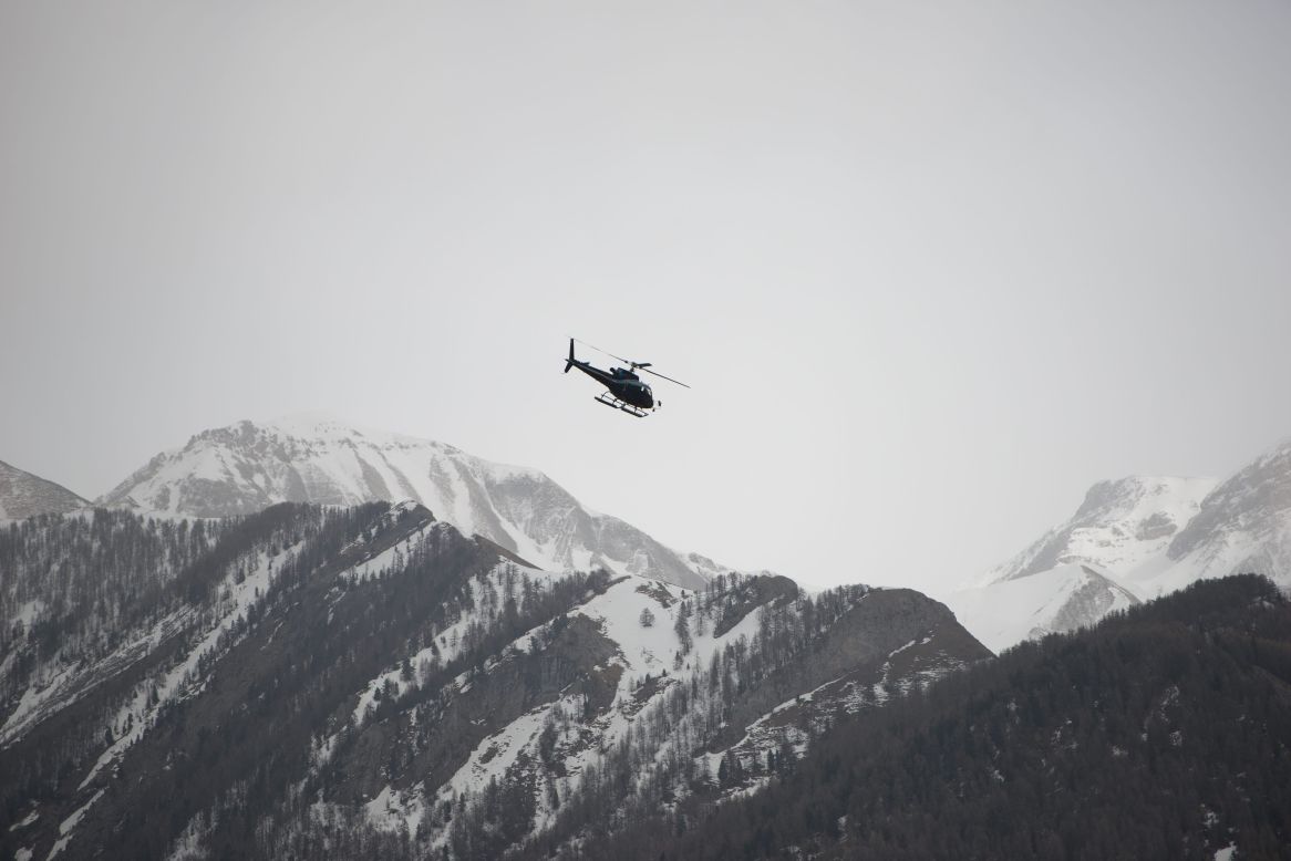 Un helicóptero lleva personal de emergencia cerca al sitio del choque el 24 de marzo.