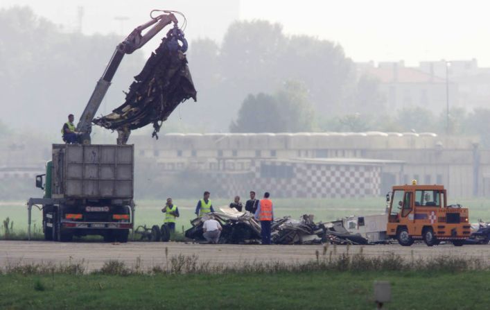 Un avión McDonnell Douglas MD-87 de la aerolínea SAS chocó contra una avioneta que se detuvo en la pista equivocada del aeropuerto Linate de Milán cuando había una espesa neblina. 