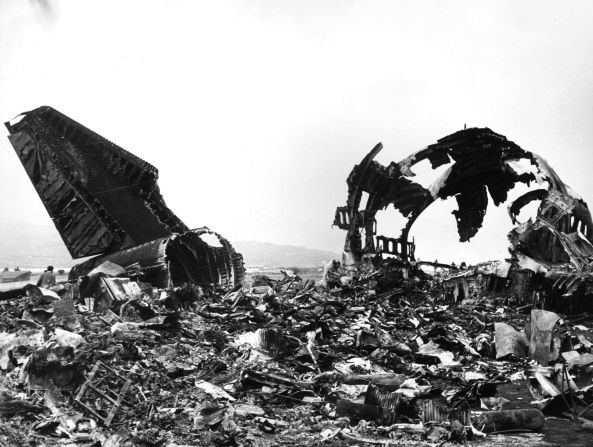 Un Boeing 747 de la aerolínea KLM Royal Dutch se estrelló contra un Boeing 747 de Pan American World en el aeropuerto Los Rodeos en las Islas Canarias, causando la muerte de 583 personas.