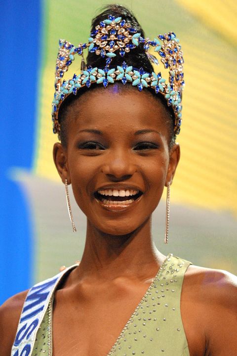 Agbani Darego wins Miss World, the first black African to do so. At the time the country is going through a series of reforms. Two years before, the first civilian leader in a generation, Olusegun Obabsanjo is elected, promising to tackle corruption and provide a more open form of government.
