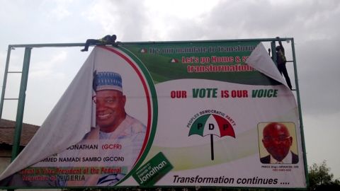 Local government workers in Accra remove election posters (courtesy: Graphic Online)