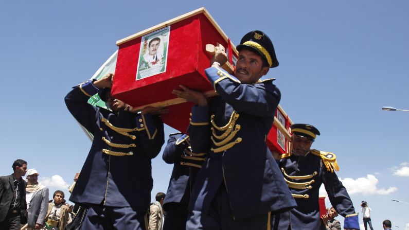 On March 25, honor guards in Sanaa carry the coffins of victims who were killed in<a href="https://trans.hiragana.jp/ruby/http://www.cnn.com/2015/03/20/world/gallery/yemen-attack/index.html" target="_blank"> suicide bombing attacks</a> several days earlier. Deadly explosions in Sanaa rocked two mosques serving the Zaidi sect of Shiite Islam, which is followed by the Houthi rebels that took over the capital city in January.