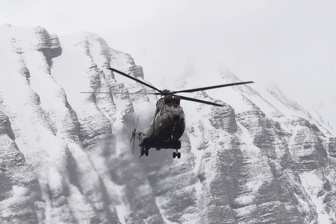 Un helicóptero vuela el 25 de marzo cerca del sitio en que cayó el avión de Germanwings en zona montañosa de Seyne, Francia. La aeronave chocó el 24 de marzo con 150 personas a bordo.