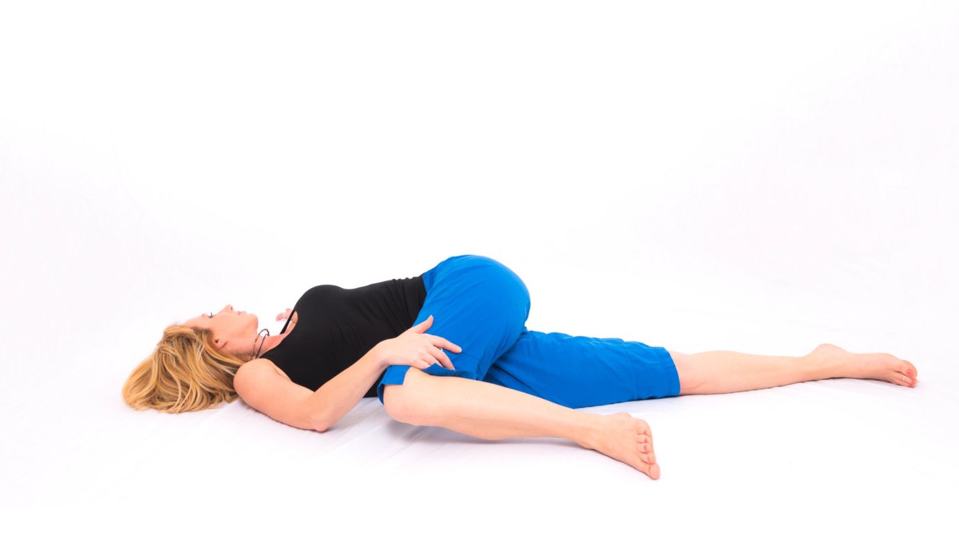 Esta postura también aumenta el flujo sanguíneo en la pelvis y el abdomen; mejora la movilidad de la parte media de la espalda; abre el pecho. 