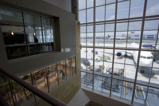 1. El Aeropuerto Internacional Hartsfield-Jackson de Atlanta sigue siendo el aeropuerto de pasajeros más transitado del mundo para 2014 con 96 millones de pasajeros, según los informes preliminares de tráfico realizados por el Consejo Internacional de Aeropuertos.
