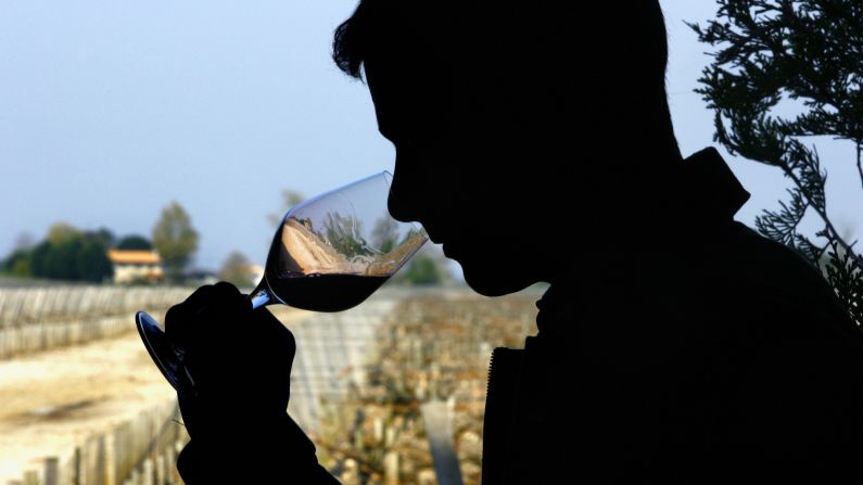 A glass of wine a day is allowed on the MIND diet. Wine is a good source of antioxidants, which is also good for your heart health. <a href="index.php?page=&url=http%3A%2F%2Fwww.mayoclinic.org%2Fdiseases-conditions%2Fheart-disease%2Fin-depth%2Fred-wine%2Fart-20048281" target="_blank" target="_blank">Resveratol in red wine</a> may also help prevent damage to blood vessels. 
