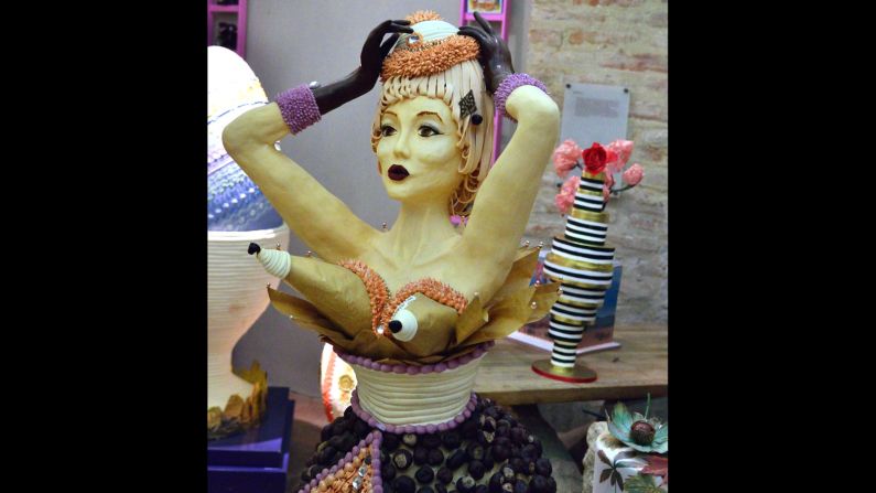 Whoa! Yes, this cake in the Demel museum really is supposed to be a life-sized replica of Madonna. Time to start the diet again.